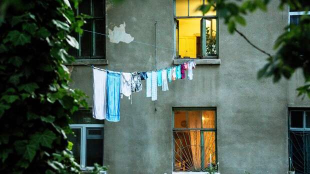 Юрист Пачулия предупредил о штрафах за сушку белья на фасаде многоэтажного дома