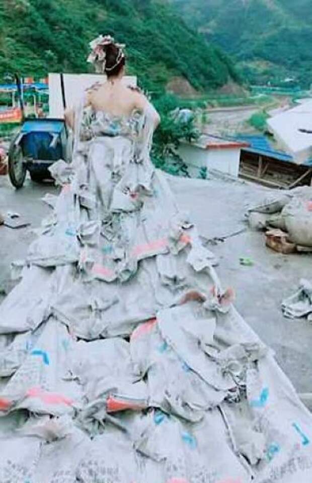 Фермерша пошила свадебное платье из 40 мешков для цемента, оставшихся после ремонта