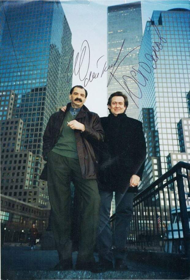 Илья Олейников и Юрий Стоянов у Башен–близнецов, конец 1990–х годов, Нью–Йорк