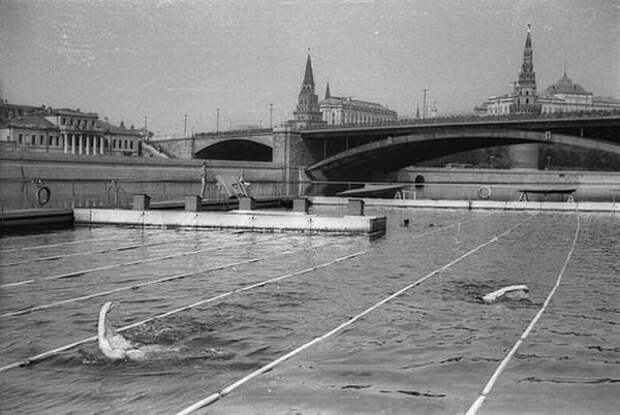 Чемпионат по плаванию около Кремля... Москва-река.  интересные фото, история