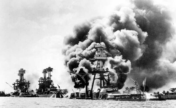 На фото: во время японской атаки на Перл-Харбор, 7 декабря 1941 года