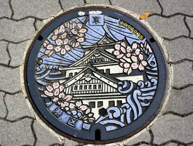 10. Почти каждая крышка канализационного люка здесь - произведение искусства! в мире, интересное, полезно, путешествия, страна, факты, фото, япония