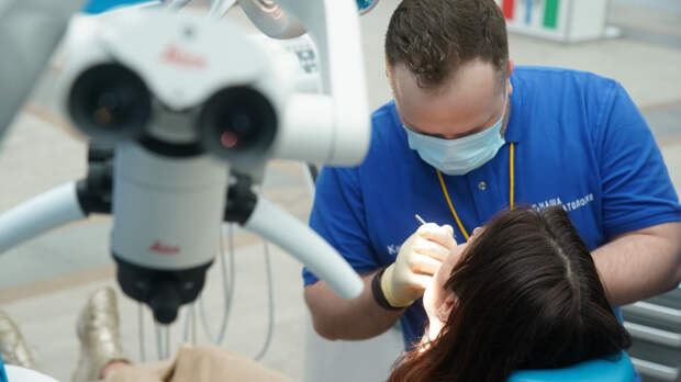 «Не чувствую себя красивой»: как редкое заболевание лишило студентку зубов