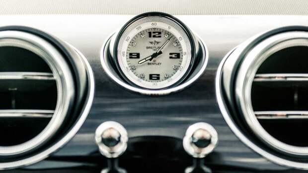 В отличие от своих соотечественников Rolls-Royce, Bentley не играет с этим «все наше» и охотно сотрудничает с Breitling.  Их первым совместным детищем стало купе Continental GT 2003 года.  С тех пор и по сегодняшний день часы швейцарских специалистов могут украшать интерьер практически всех автомобилей британской автомобильной марки.  А партнеры из часовой мастерской подключаются к работе на самом раннем этапе, принимая активное участие в создании передней панели автомобилей.  Конечно, удовольствие это далеко не из дешевых.  Например, за часы из чистого золота, украшенные 8 драгоценными камнями на приборной панели Bentayga Breitling Mulliner Tourbillon, производители хотят 150 000 евро, что практически вдвое превышает цену кроссовера.  Но вряд ли найдутся покупатели, которых беспокоят такие цифры ...