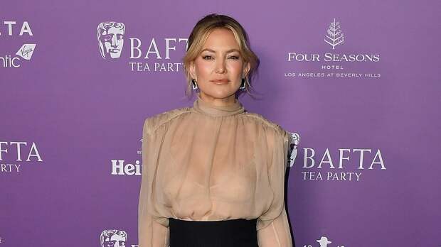 Актриса Кейт Хадсон показала фигуру в полупрозрачной блузке