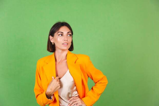 stylish-woman-silk-beige-dress-orange-oversized-blazer-green-positive-emotions-smile-1024x683 Выбираем женский пиджак: полезные советы