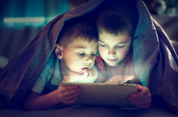 Психологи рекомендуют прятать смартфоны от детей: новые исследования
