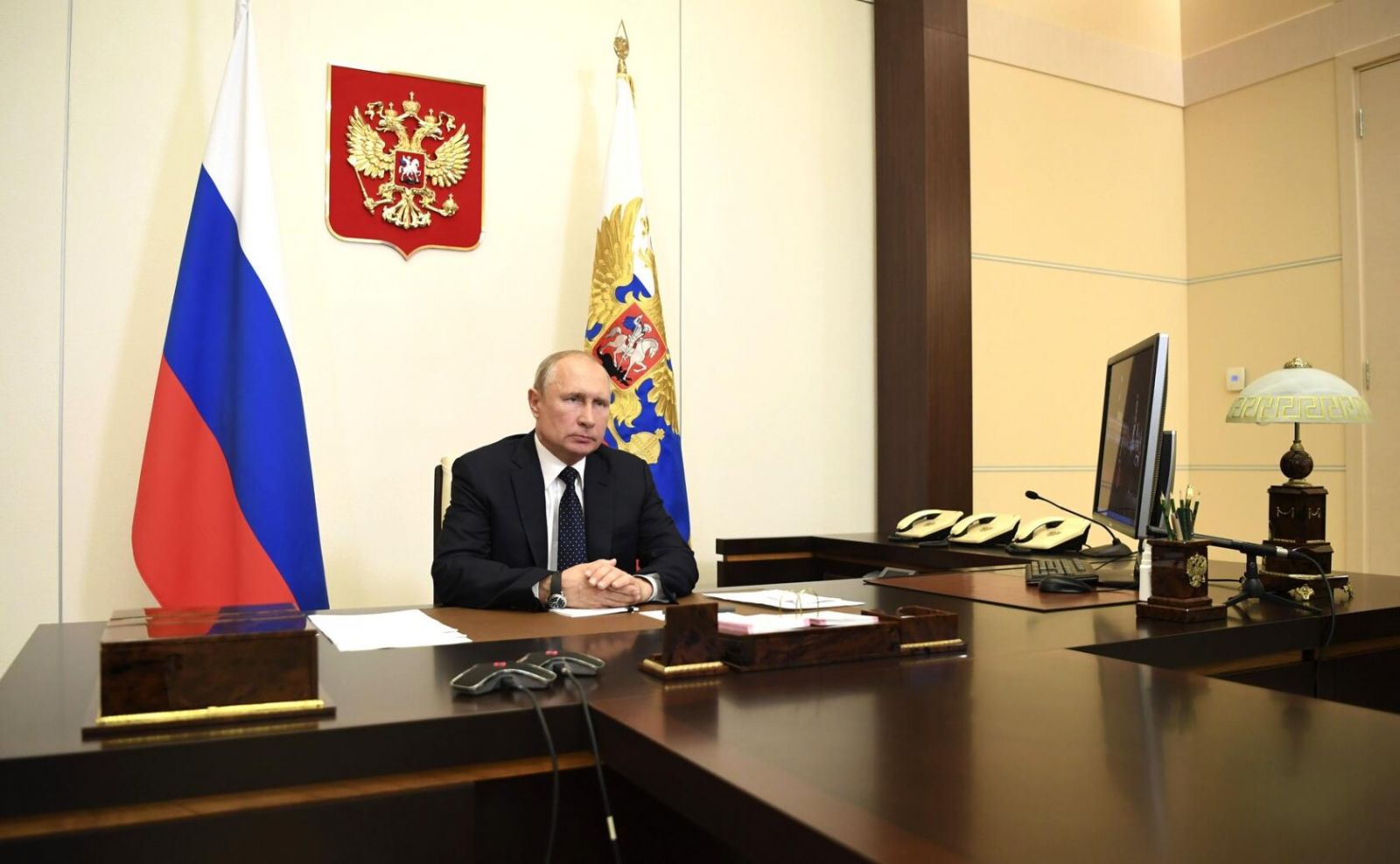 Владимиру Путину доложили о выплатах медицинским работникам