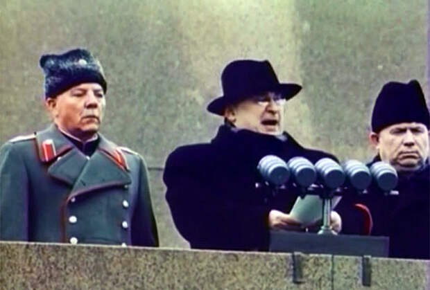 К. Ворошилов, Л. Берия и Н. Хрущев на траурном митинге в день похорон Сталина 
