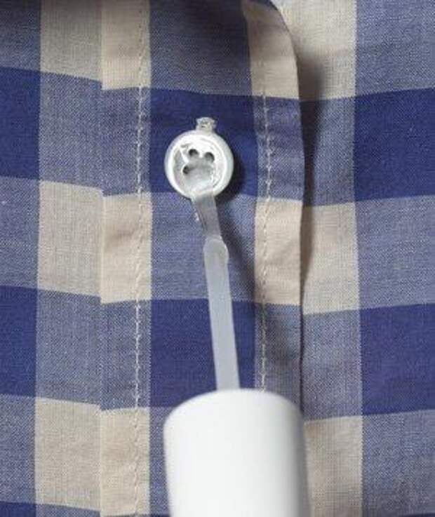 Лайфхак: как пришить пуговицу с помощью зубочистки