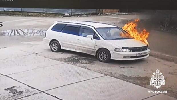 Драма в Приморье: мама с ребёнком успели спастись из вспыхнувшей легковушки
