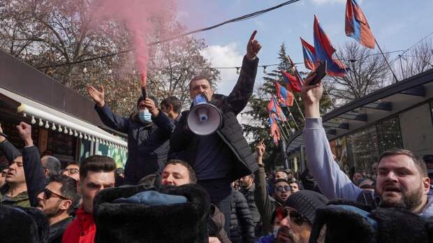 В Армении перекрывают улицы. Пашинян готовится к побегу. У людей закончилось терпение