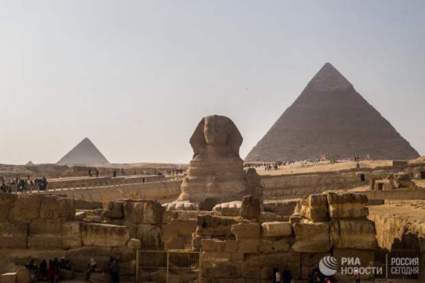 Сфинкс и пирамида Хеопса в Эль-Гизе, пригороде Каира
