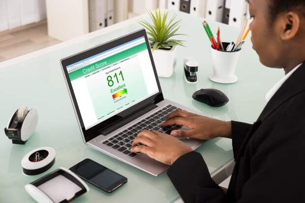 Man using laptop to view his excellent credit score of 811.
