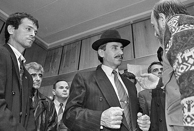 Президент Чеченской Республики Джохар Дудаев (в центре) встречается с московскими журналистами, 1992 год