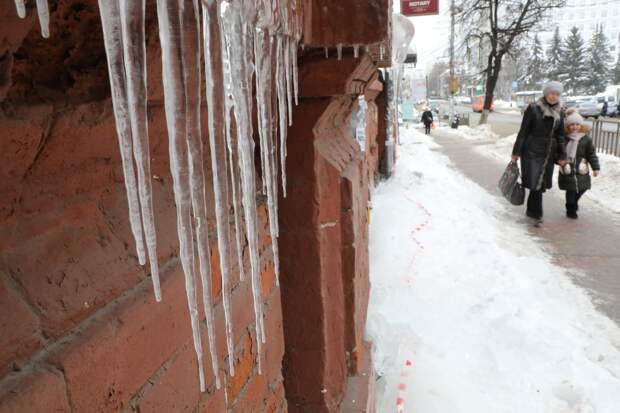 На крыше огромные сосульки? Рассказываем, что делать и куда обращаться