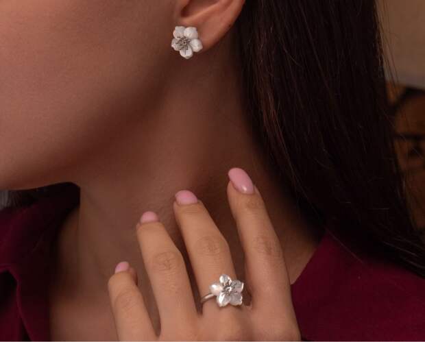 Украшения с цветами на 8 Марта