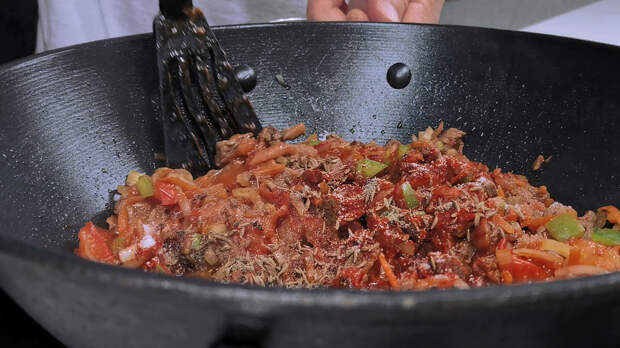 Тарелки вымакиваем насухо и съедаем до последлней капли. Мясной суп с домашней лапшой по-восточному, очень вкусно и совсем несложно