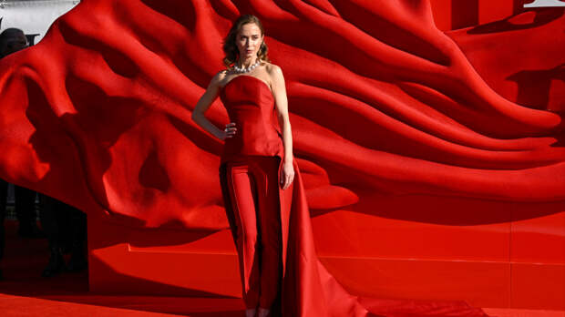 Эмили Блант призналась, что боялась Мэрил Стрип на съемках «Дьявол носит Prada»