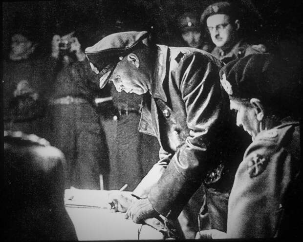 Командующий германских ВМС генерал-адмирал Ганс-Георг фон Фридебург подписывает акт о капитуляции немецких войск в северо-западной Германии, Дании и Нидерландах, 5 мая 1945 г.