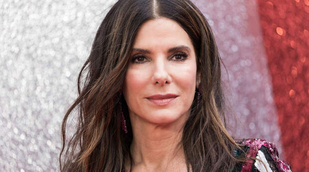 Актриса Сандра Буллок вышла на публику в жакете с мужского плеча