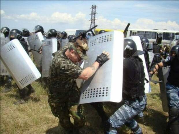 Феодосия, 2011. Защитники Поклонного креста Кровавое противостояние