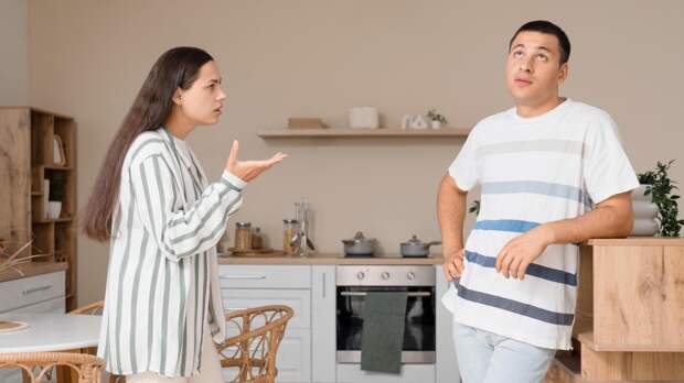 «Я — вечно теряющийся пульт»: простая техника, как превратить ссору с партнером в семейный мем