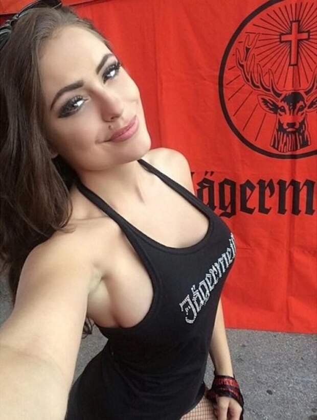 Откровенные снимки девушек в стиле sideboob (30 фото)