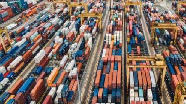 Положительное сальдо внешней торговли РФ снизилось более чем на восемь процентов