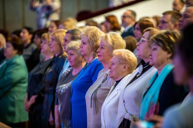 Губернатор Василий Анохин наградил лучших муниципальных служащих Смоленщины