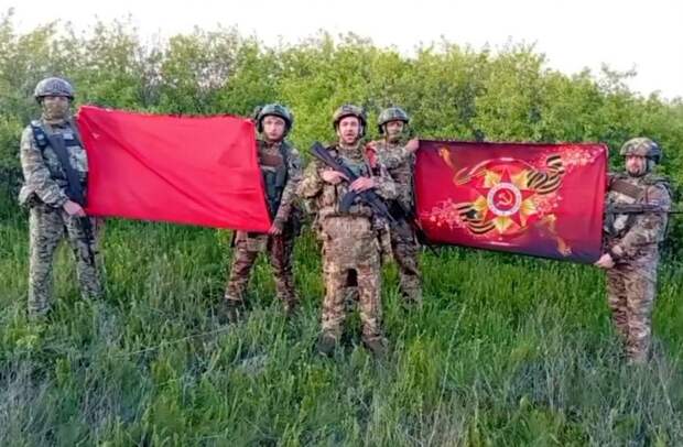 Бойцы ВС РФ подняли на 9 Мая Знамя Победы над освобожденными городами ДНР