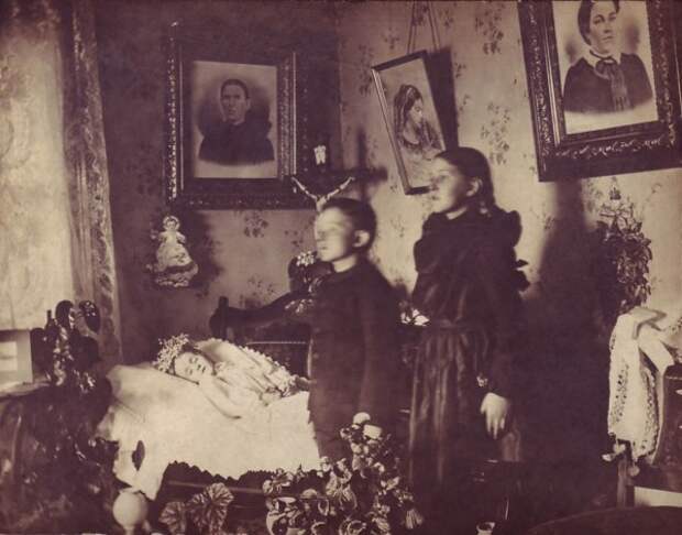 Фотографии с умершими родственниками, популярные в Викторианскую эпоху (10 кадров)