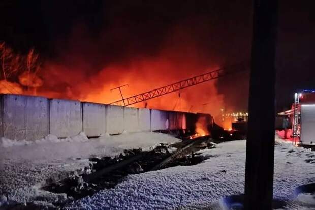 В Тамбовской области после схода вагонов загорелись 11 цистерн с бензином и 5 с газом