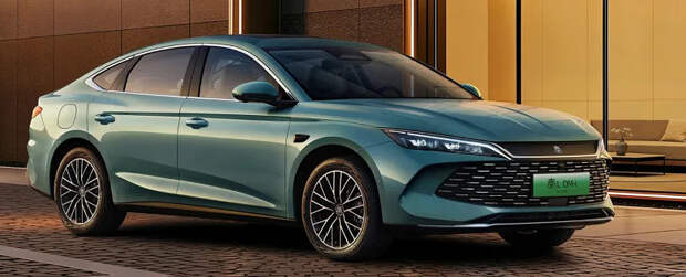 Для тех, кому ездить много и дешево. Представлен BYD Qin L DM-i 2026: просторный салон, 2110 км на баке бензина и расход всего 2,79 л/100 км — от 92 800 юаней (1 млн рублей)