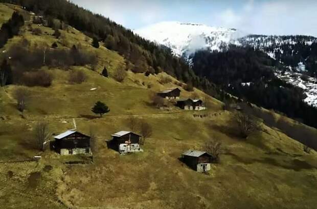 Одна швейцарская деревенька готова заплатить $70 тыс только за то, чтобы там жили в мире, деньги, деревня, жизнь, население, оплата, швейцария
