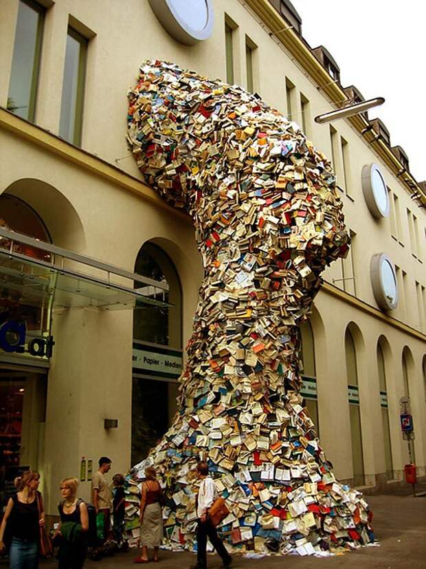 книжная инсталяция Испания