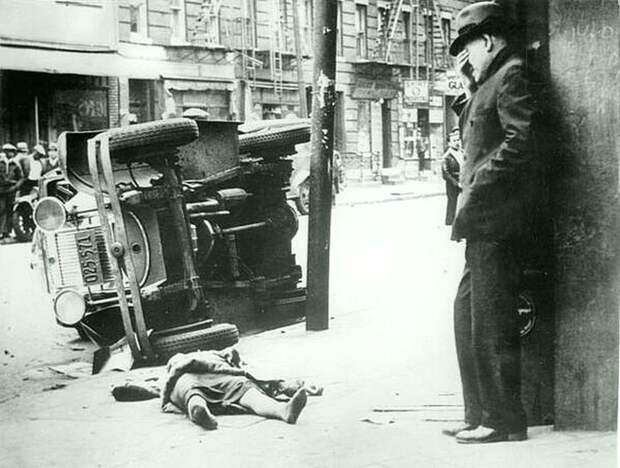 Человек узнает, что жертвой автомобильной катастрофы была его собственная жена. Бруклин, 1936 20 век, история, фотографии
