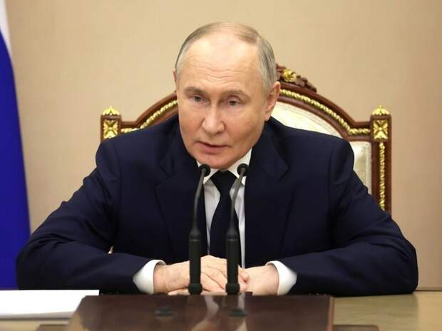 Путин признался, что не мог оторваться от чтения биографий героев труда и лауреатов Государственной премии