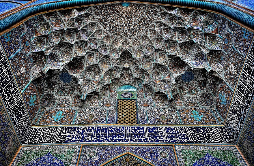 MosqueCeilings07 Чарующие и гипнотизирующие своды мечетей