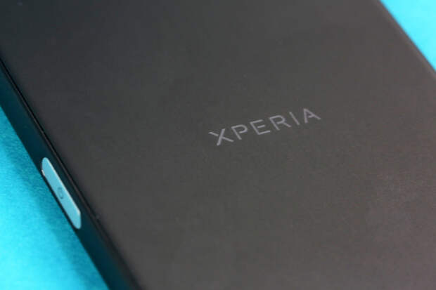 Sony Xperia X - логотип на задней панели