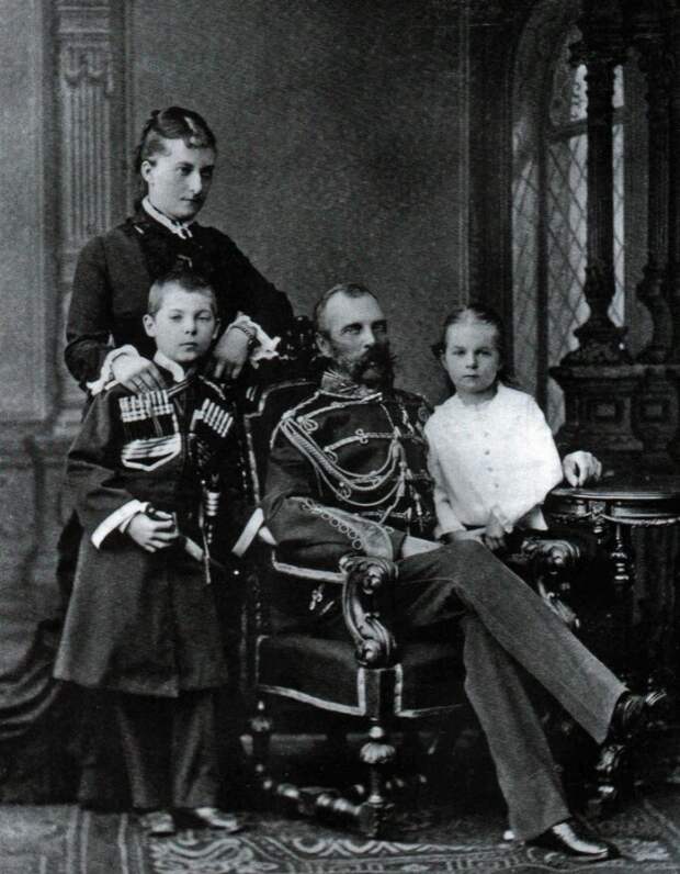 Екатерина Михайловна с императором и детьми