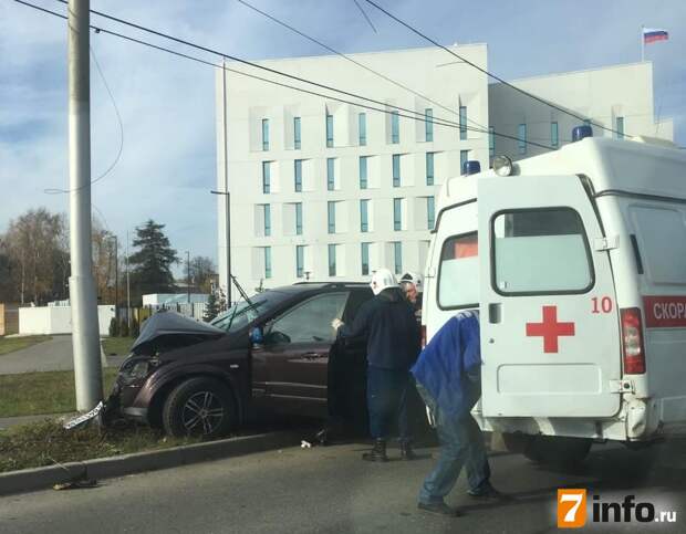 На улице Спортивной в Рязани автомобиль врезался в столб