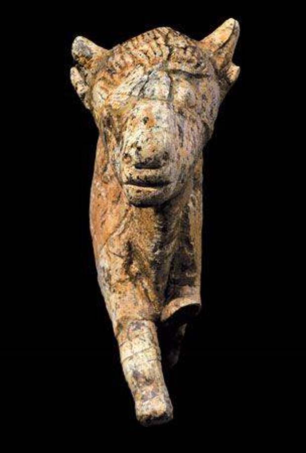 Фигурка бизона из бивня мамонта. Верхний палеолит 22-23 тысячи лет. Зарайская стоянка. Музей Зарайский кремль.