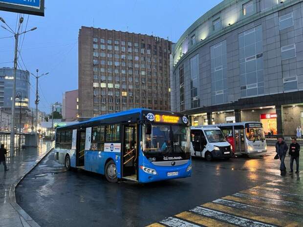 Двое водителей автобусов устроили драку прямо на остановке во Владивостоке