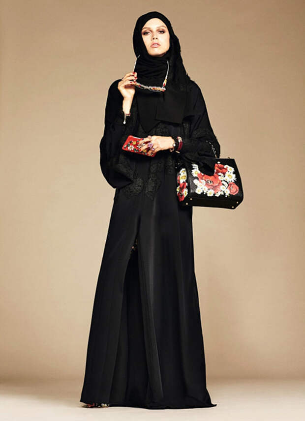 Классическая абайа черного цвета, с длинными рукавами.The Dolce & Gabbana Abaya Collection.