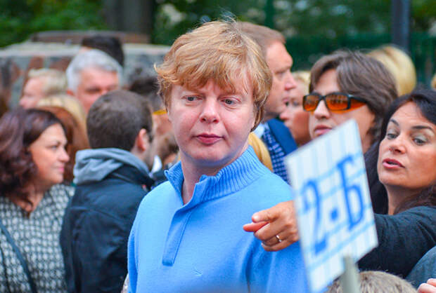 Андрей Григорьев-Апполонов проводил детей в школу