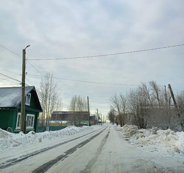 В городе Бологое продолжают вывозить снег с улиц