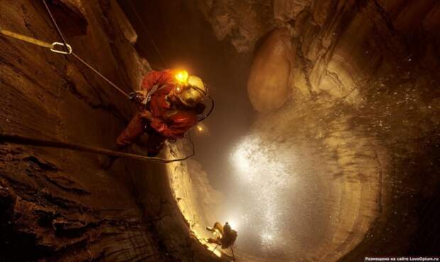 Воронья пещера - самая глубокая пещера в мире Воронья пещера, абхазия, в мире, пещера