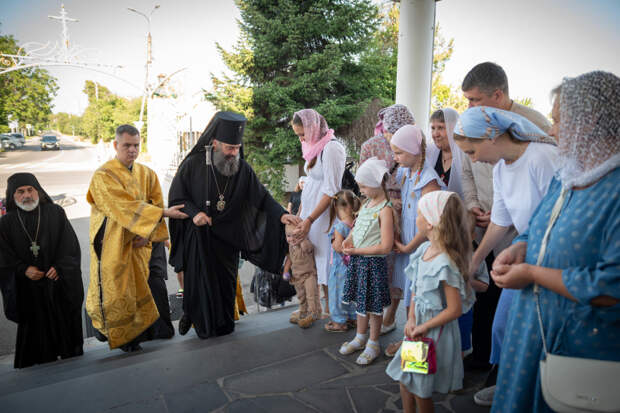 Архиерейское богослужение в Неделю седьмую по Пятидесятнице