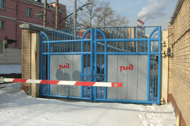 За этими воротами спецвокзал. Они открываются лишь для проезда лимузинов Фото: Кирилл Федоров